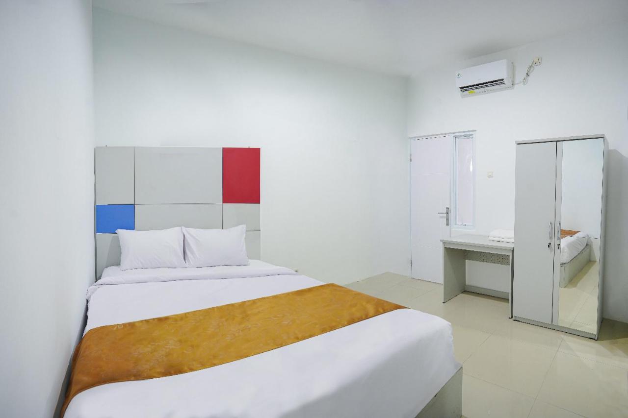 Ndalem Kraton Hotel Sidoarjo Exterior photo